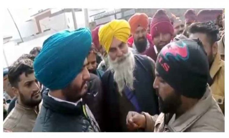 किसानों और बेरोजगारों ने गांव राणा में कांग्रेस उम्मीदवार घुबाया को पूछे तीखे सवाल